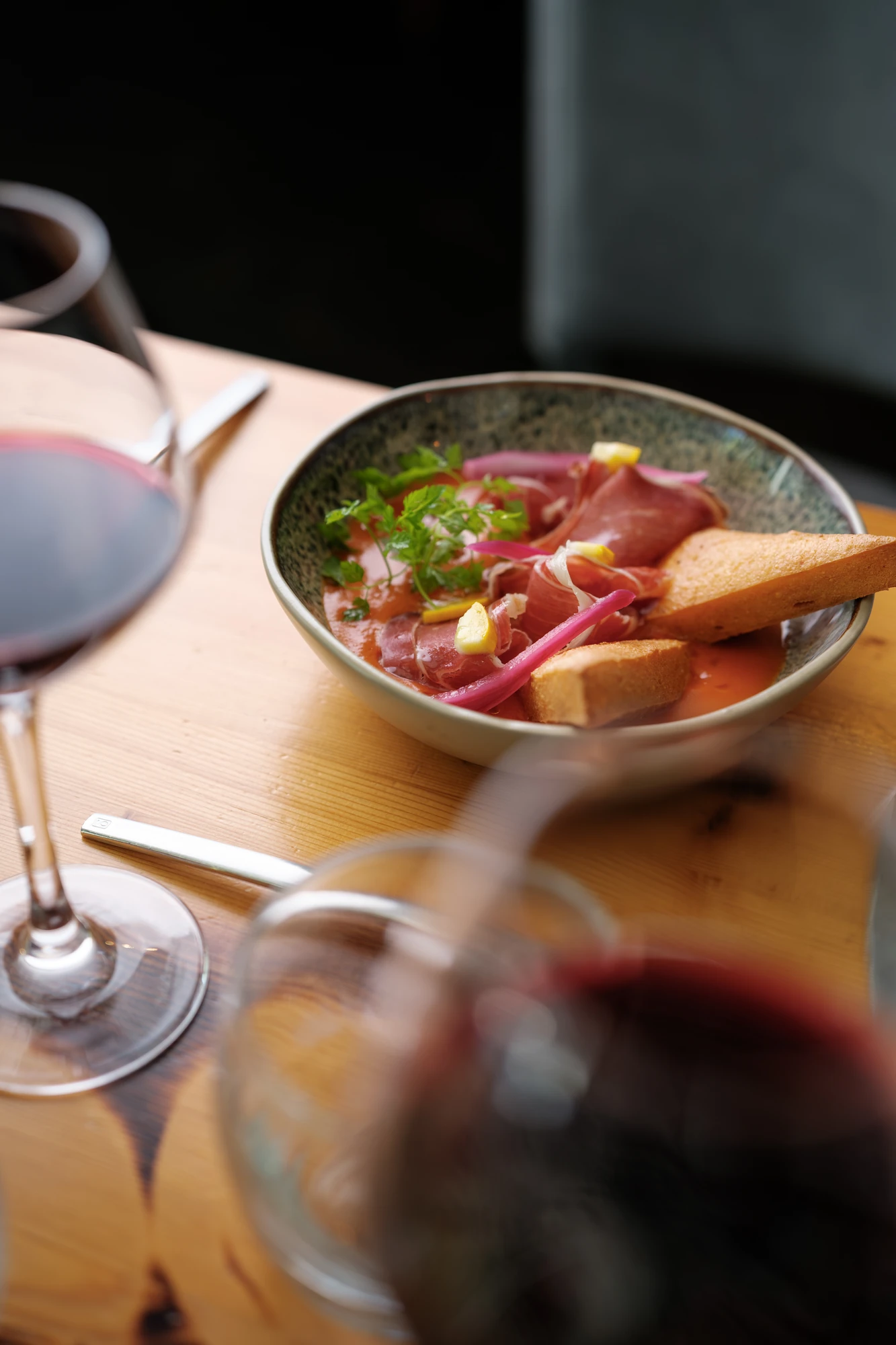 Salle de restaurant chaleureuse