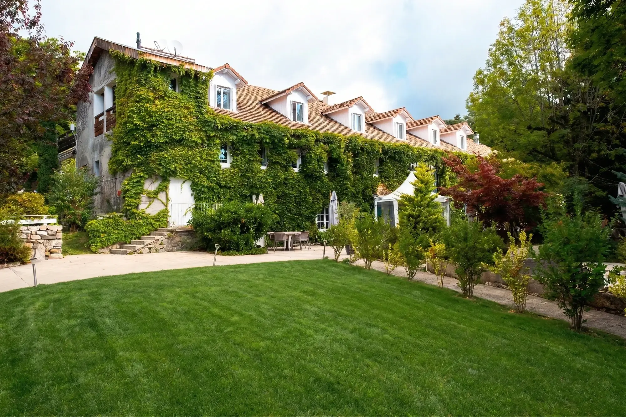 batiment de l'hotel vu de la cour extérieure