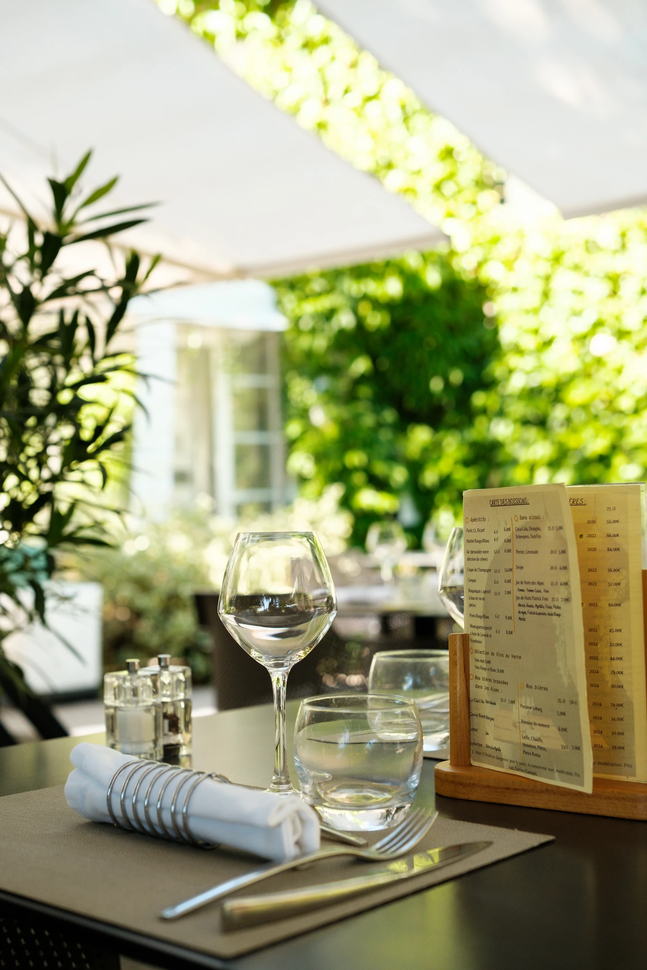 Table dressée en terrasse