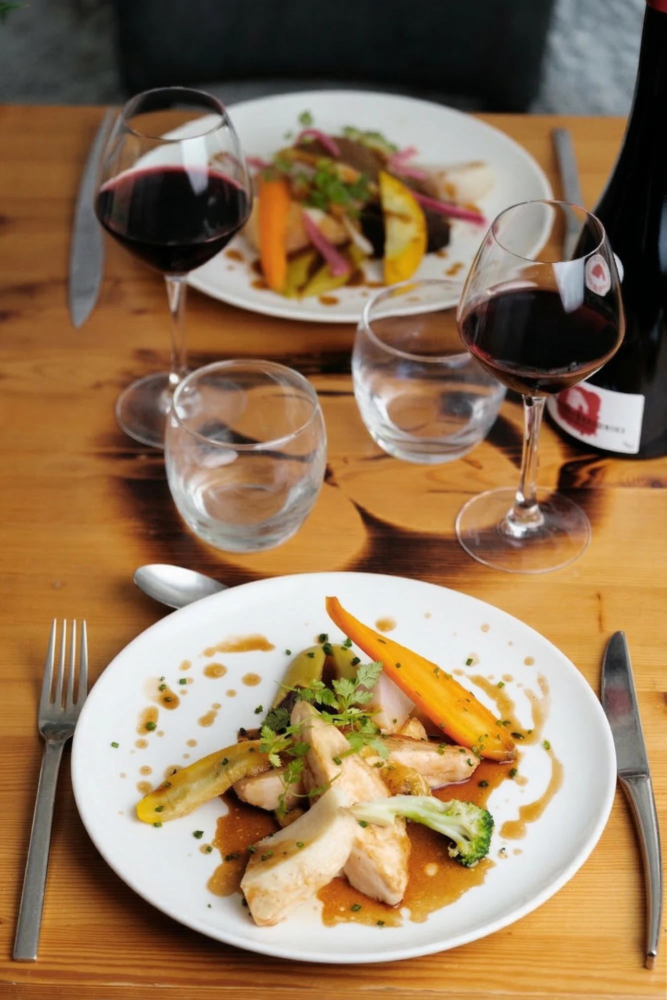 plats avec verres de vins