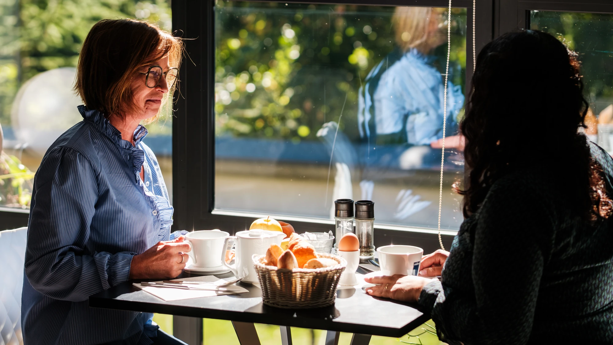 2 personnes en train de dejeuner