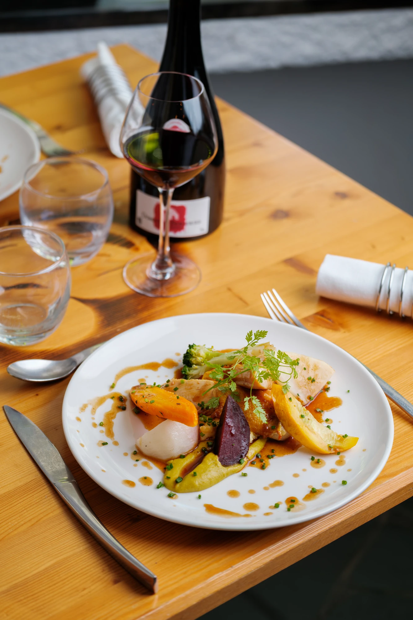 plat du restaurant dréssé sur une table