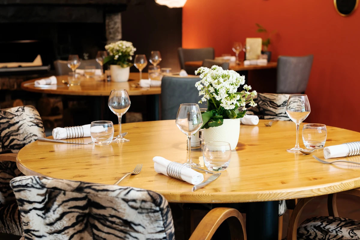 salle du restaurant avec table dréssées